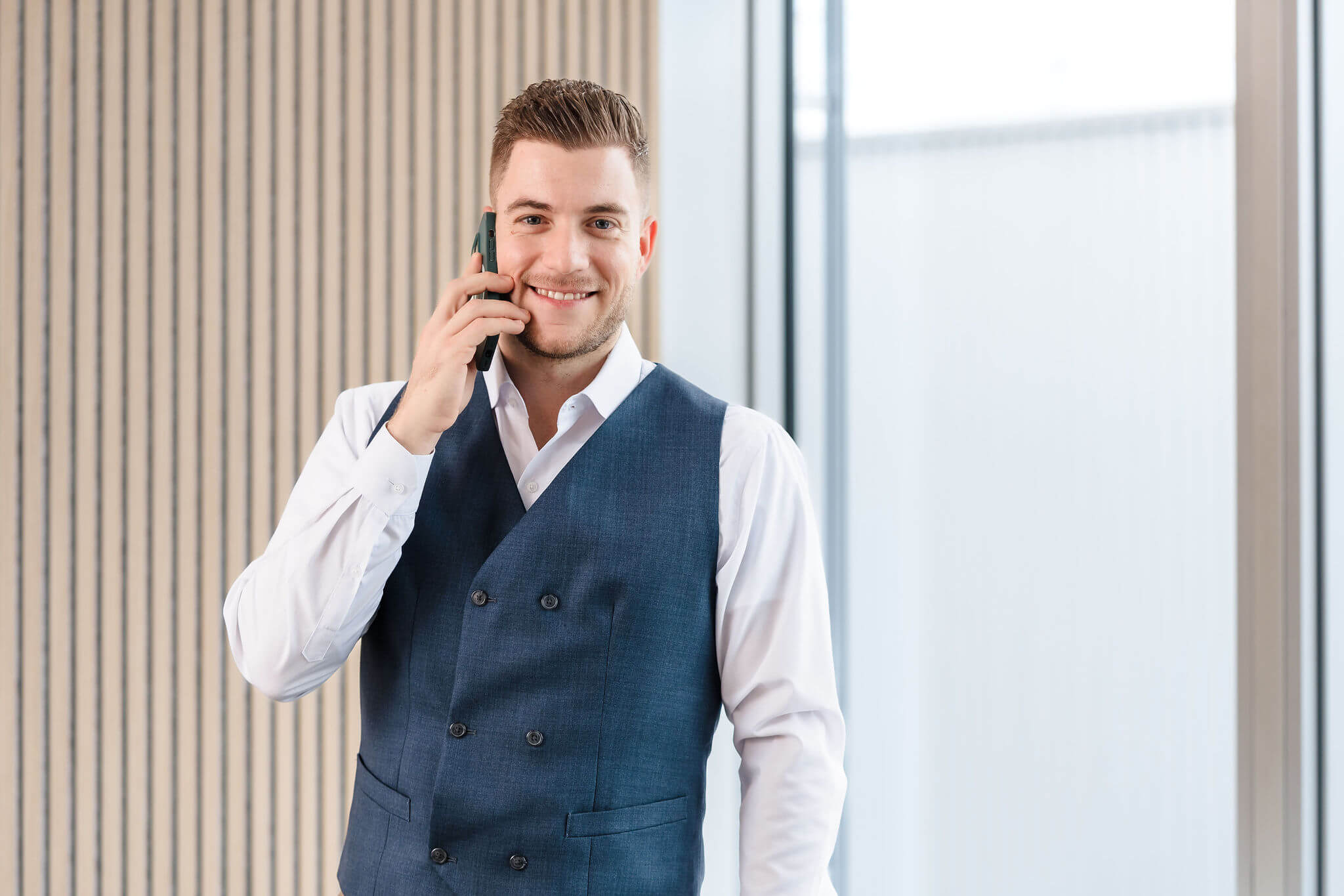 Lucien Chalverat am Telefon