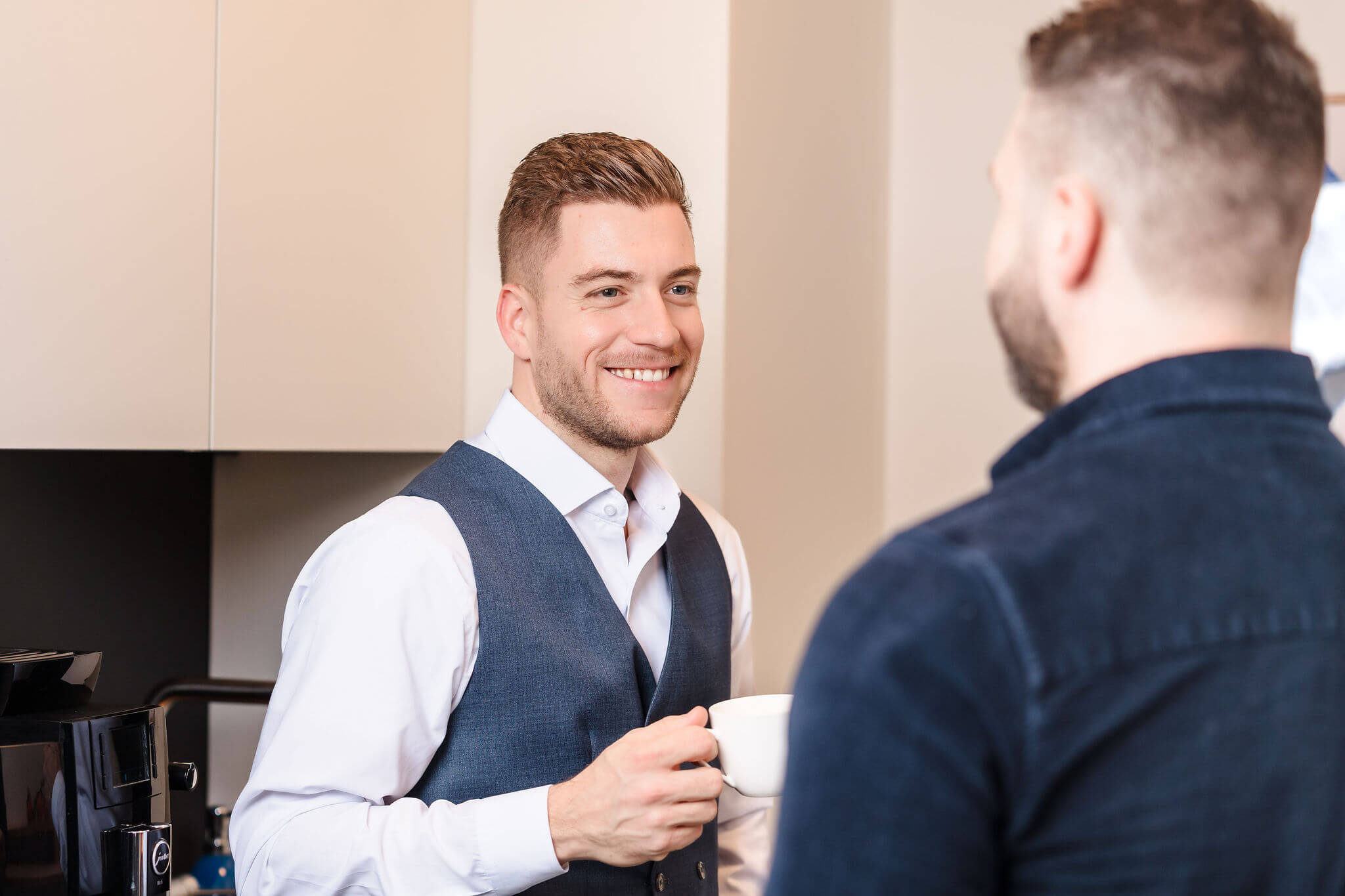 Lucien Chalverat im Gespräch mit Kaffee