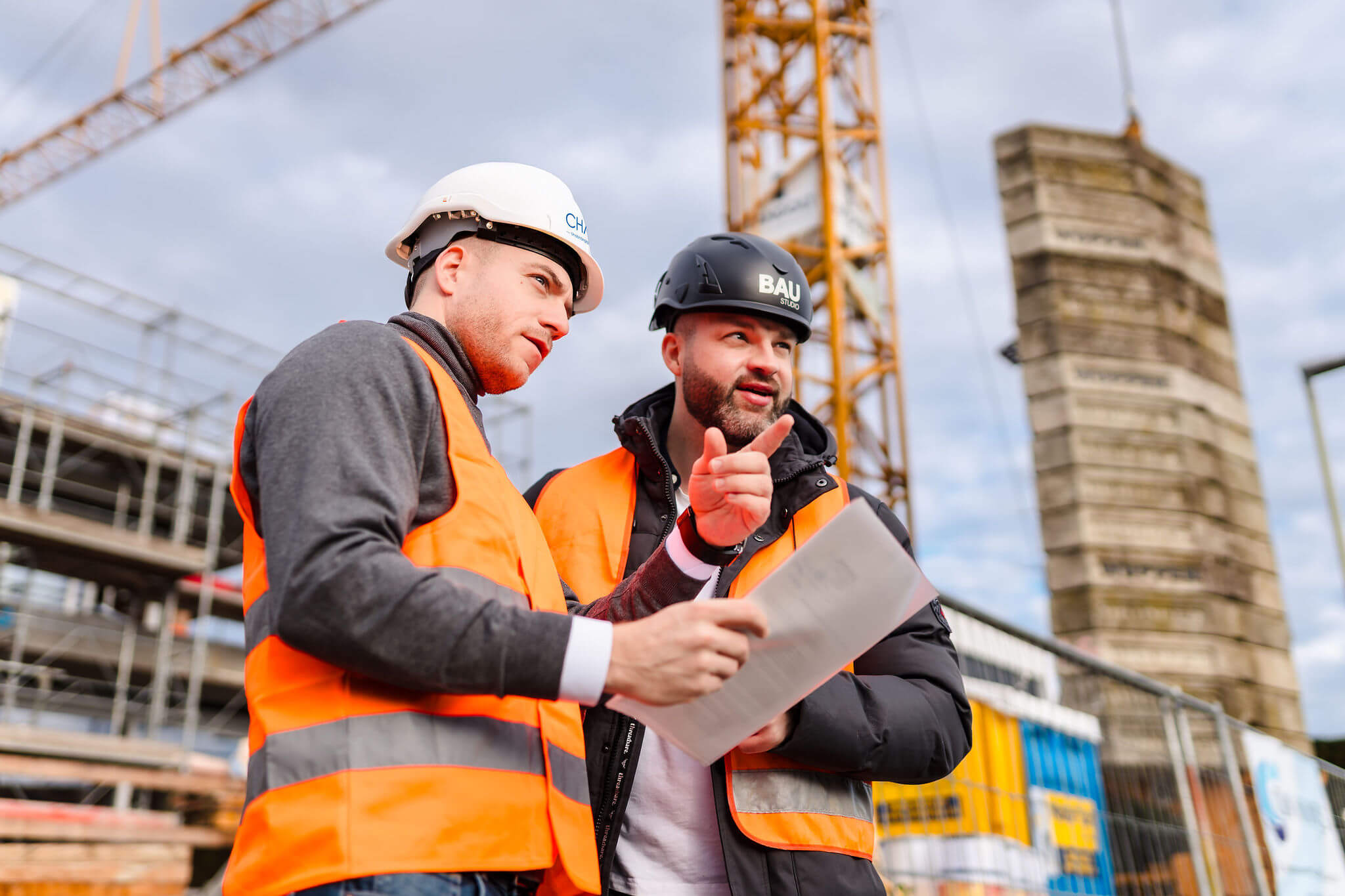 Lucien Chalverat und Bauherr auf Baustelle